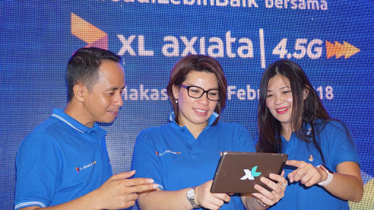 Group XL Axiata West Region, Desy Sari Dewi (tengah). (DOK RIAUPOS.CO)